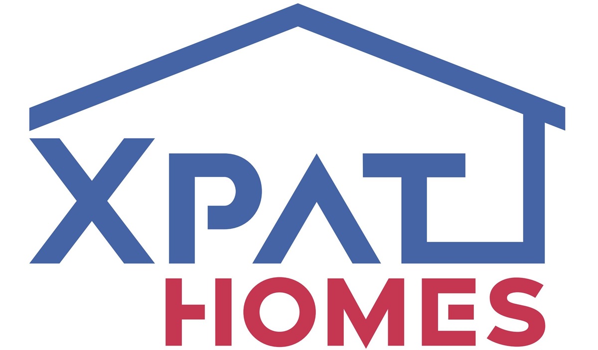 屋根の形をした枠内に「XPAT HOMES」と書かれたロゴ